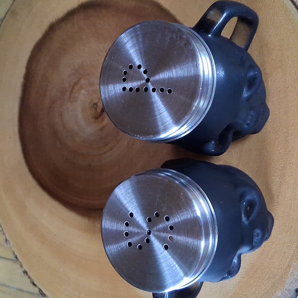 Skull Salt And Pepper Shakers - Picture 2 of 3